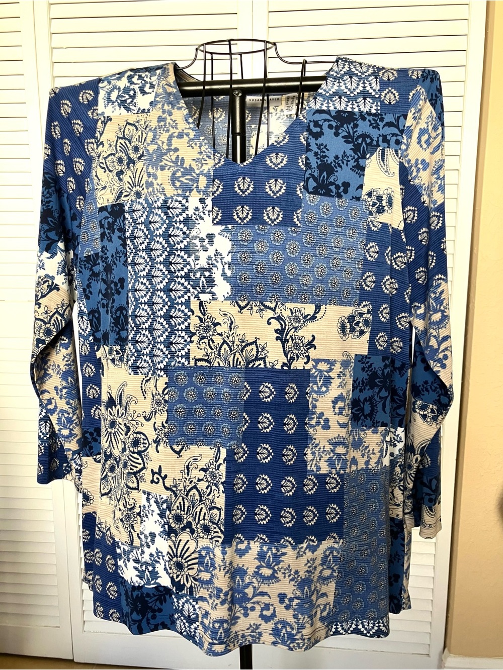 Susan Graver Hi Low Blue White Patchwork V Neck Blouse Size 1X Liquid Knit